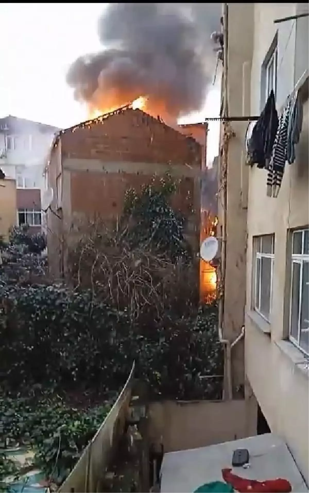 Şişli'de İki Katlı Binanın Çatısında Çıkan Yangın Söndürüldü