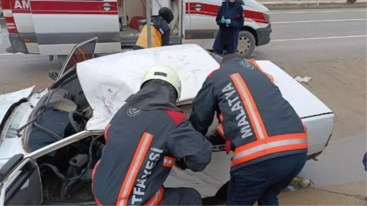 Malatya'da otomobil su tahliye kanalına devrildi, sürücü yaralandı
