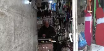 63 yaşındaki ayakkabı tamir ustası 3 metrekarede kazandığıyla dört çocuk okuttu