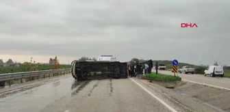 Kozan'da yağış nedeniyle yolcu minibüsü devrildi: 8 yaralı