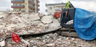 Tarsus'ta yıkımı yapılan bina çöktü, kepçe operatörü yaralandı