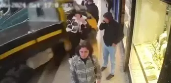 Freni boşalan kamyonet yayaları ezip dükkana daldı! Anbean kamerada