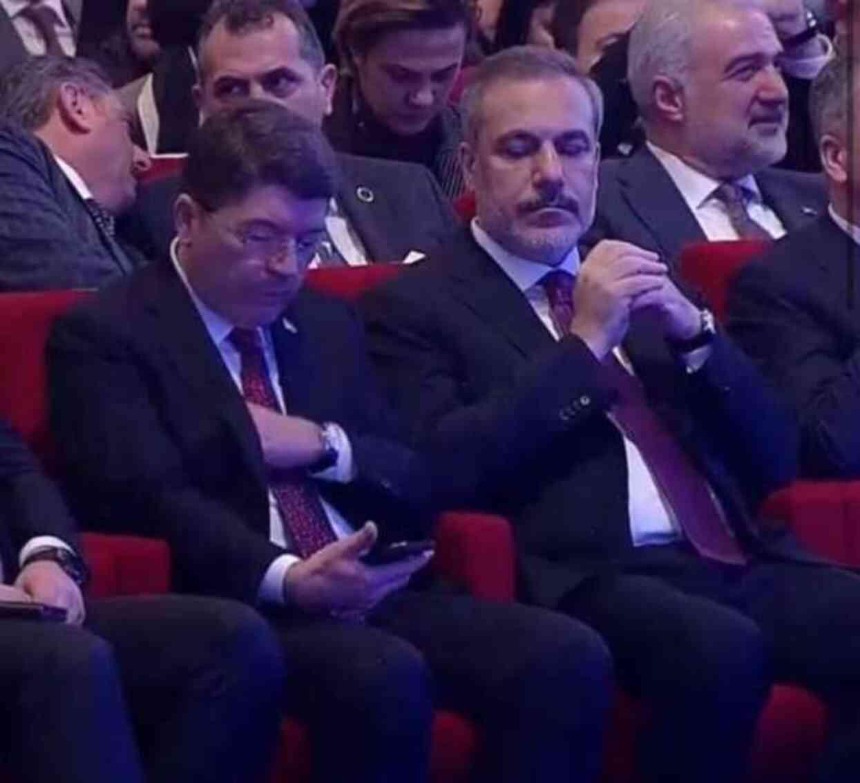 Hakan Fidan'la Yılmaz Tunç'un fotoğrafında 'telefon' detayı! Herkes aynı yorumu yapıyor