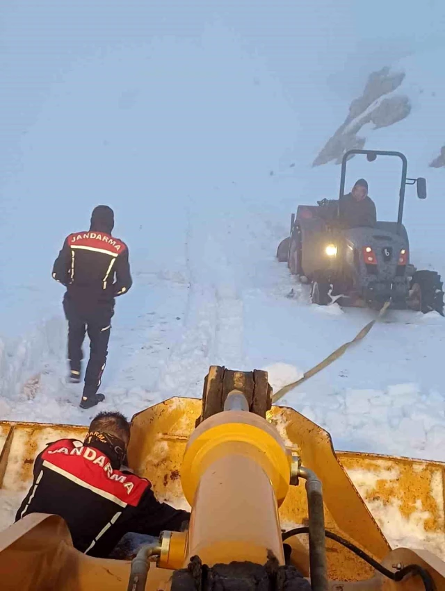 Antalya'da yoğun kar yağışı nedeniyle mahsur kalan vatandaşlar kurtarıldı