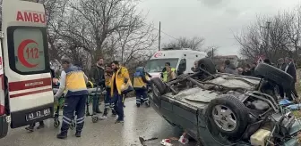 Kütahya'da Elektrik Direğine Çarpan Otomobilde 5 Kişi Yaralandı