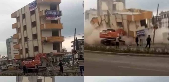 Tarsus'ta çürük binanın kepçeyle yıkılması anı