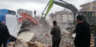 Tarsus'ta kontrollü yıkım sırasında apartman çöktü, iş makinesi operatörü yaralandı