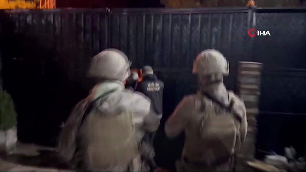 'Ördekler' suç örgütünün lideri 'hoca' lakaplı eski boksör, özel harekat ekiplerinin katıldığı operasyonla yakalandı