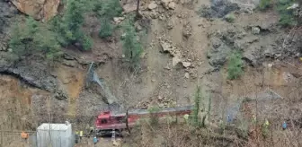 Zonguldak-Karabük Arasında Heyelan Nedeniyle Raydan Çıkan Yük Treni Kaldırma Çalışmaları Devam Ediyor