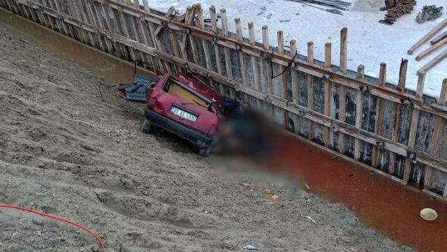 10 metre yükseklikten uçan araç, inşaat temelinin çamuruna saplandı: 3 ölü