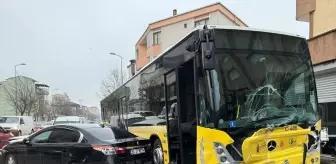 Ataşehir'de özel halk otobüsü park halindeki araçlara çarptı