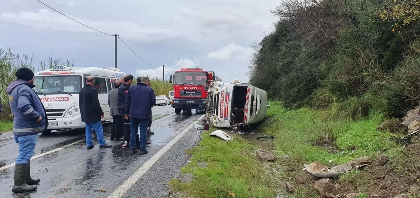 Aydın'ın Koçarlı ilçesinde minibüs devrildi, 2 kişi yaralandı