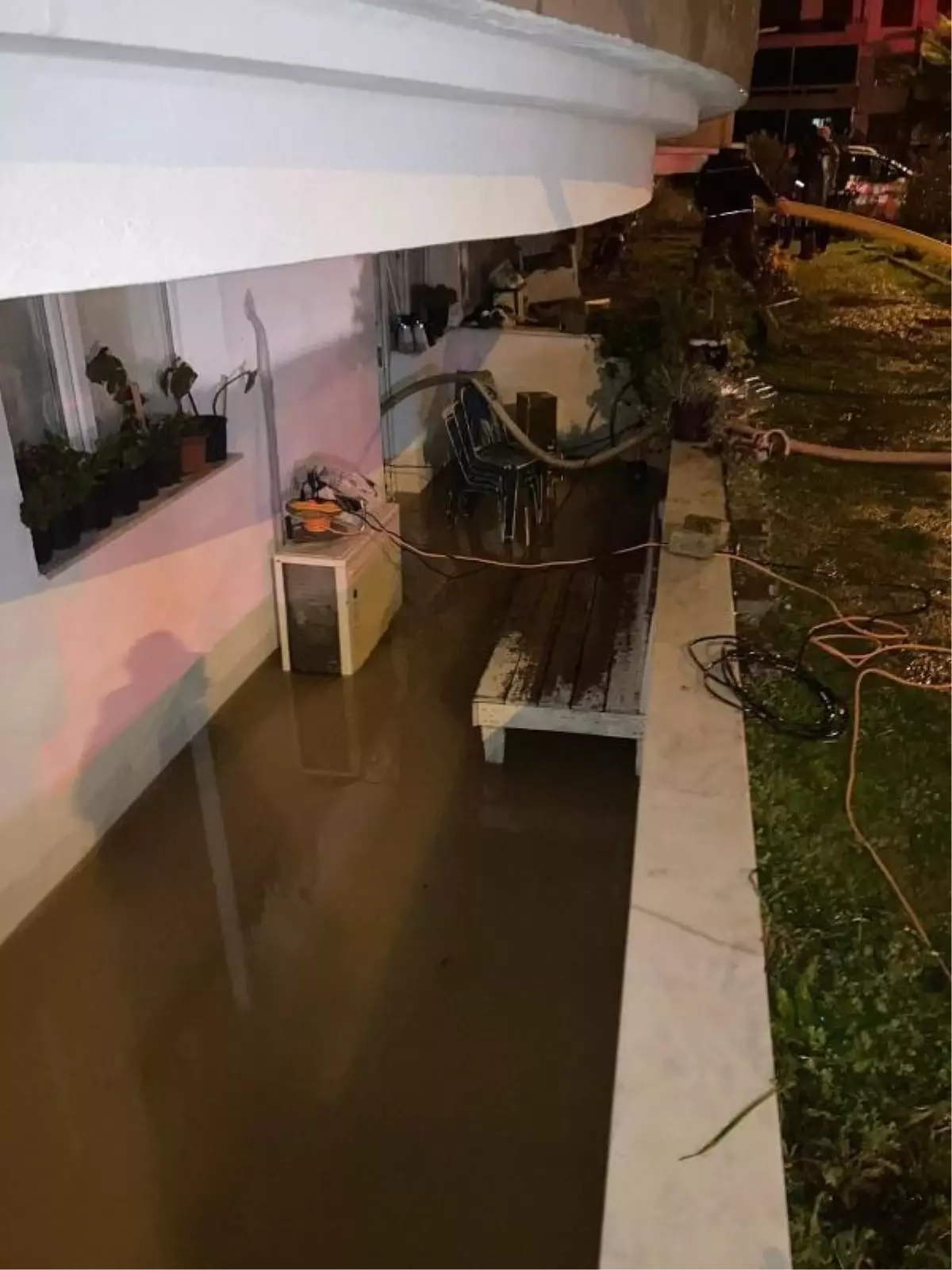 Ayvalık'ta Şiddetli Sağanak Sonucu Su Baskınları