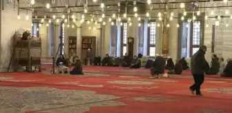 Fatih Camisi'nde yaşanan bıçaklı saldırıyı kınayan cemaat