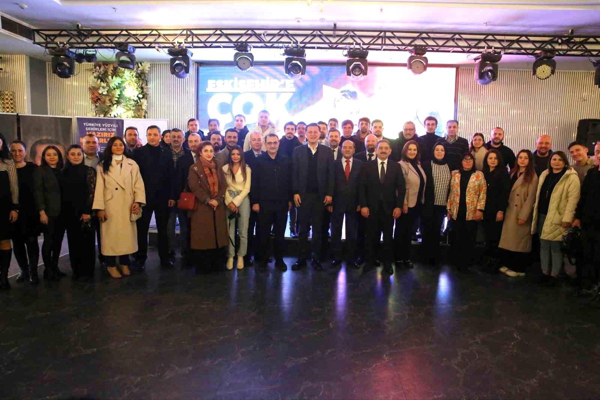 AK Parti Eskişehir Büyükşehir Belediye Başkan Adayı Nebi Hatipoğlu, Gazetecileri Yemekte Ağırladı