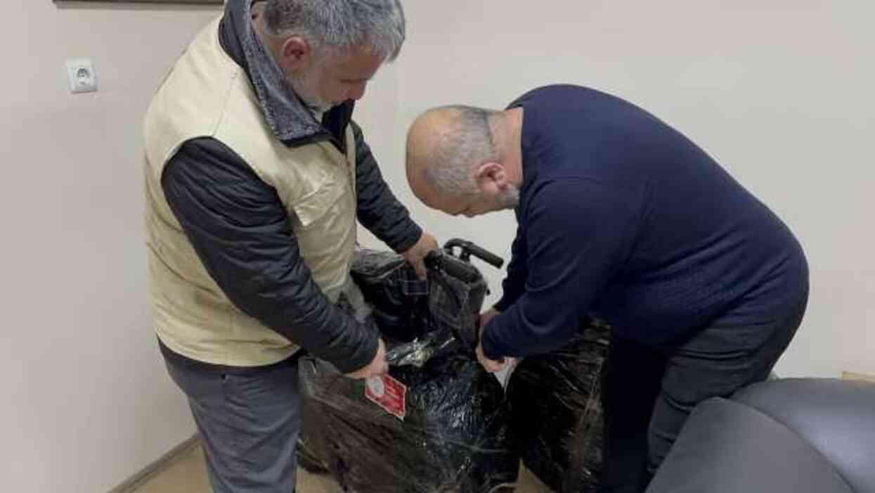 Help Yetim'den engellilere tekerlekli sandalye yardımı