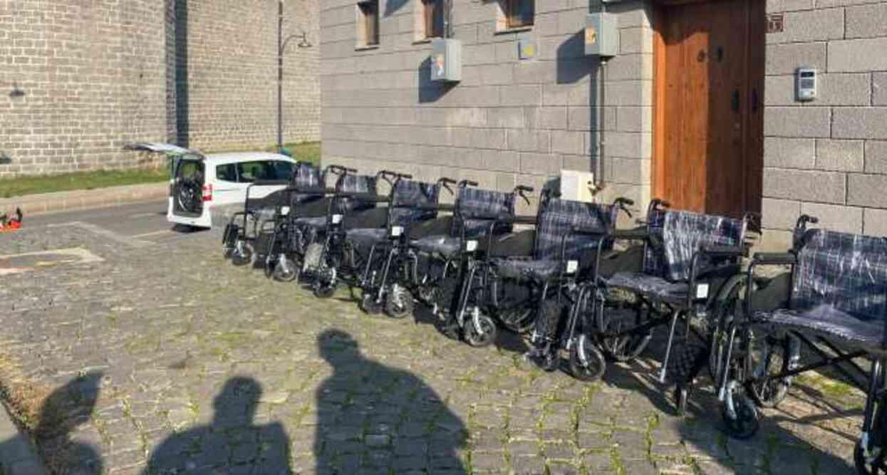 Help Yetim'den engellilere tekerlekli sandalye yardımı