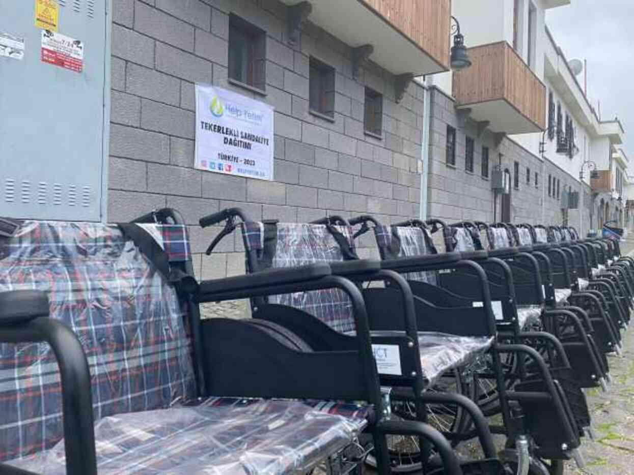 Help Yetim'den engellilere tekerlekli sandalye yardımı