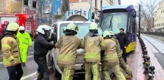 Karaköy'de tramvay kazası: Kamyonete çarptı