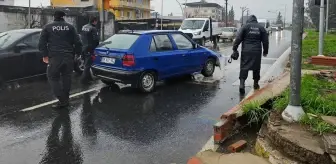 Aydın'ın Köşk ilçesinde refüje çarpan otomobildeki 3 kişi hastanede tedavi altına alındı