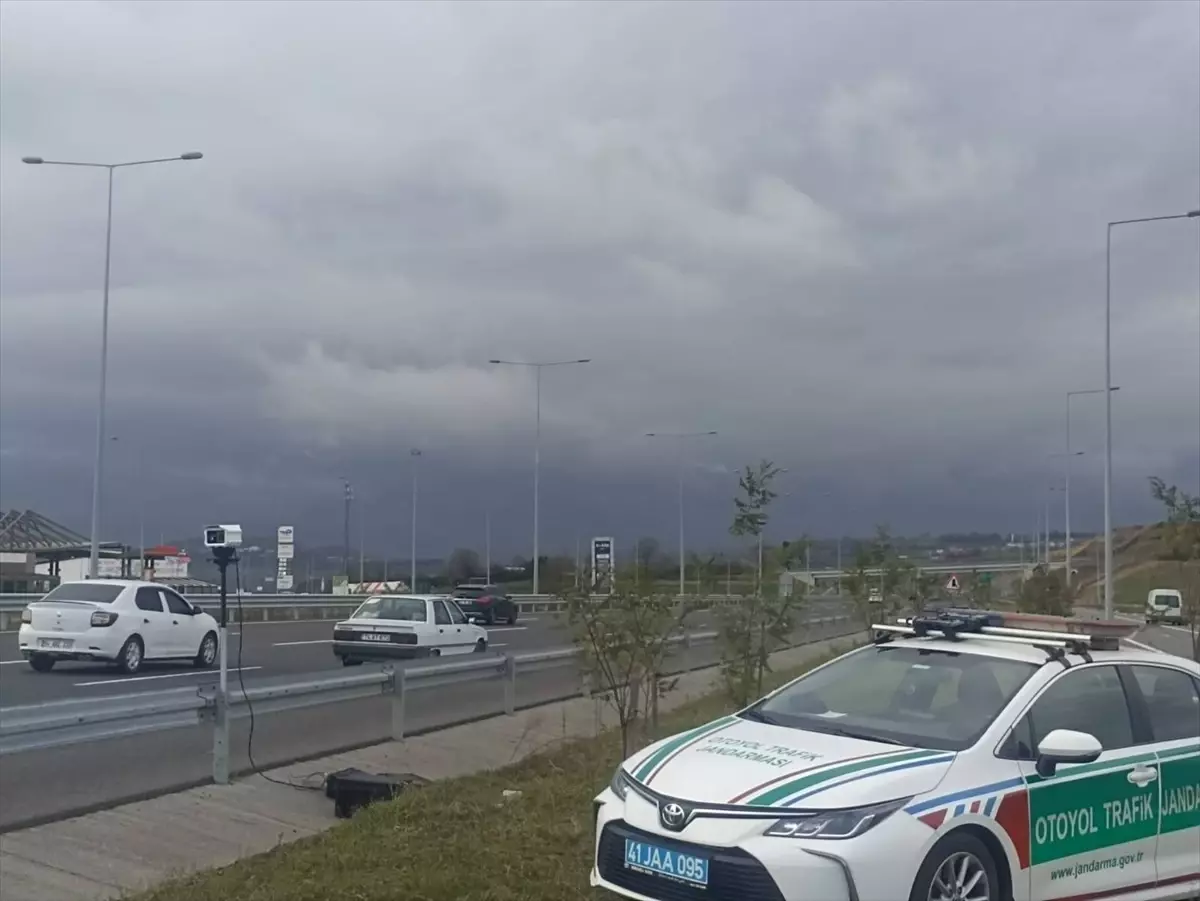Kocaeli İl Jandarma Komutanlığı Hız Denetimlerine Devam Ediyor