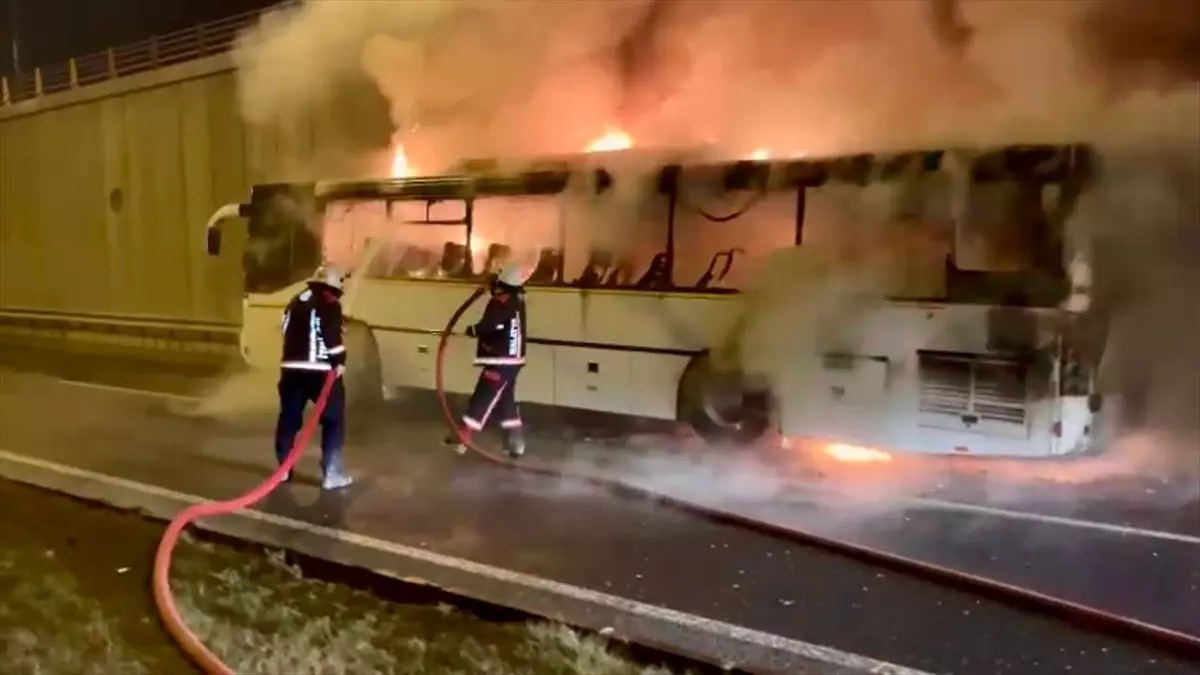 Malatya'da seyir halindeki servis otobüsünde çıkan yangın söndürüldü