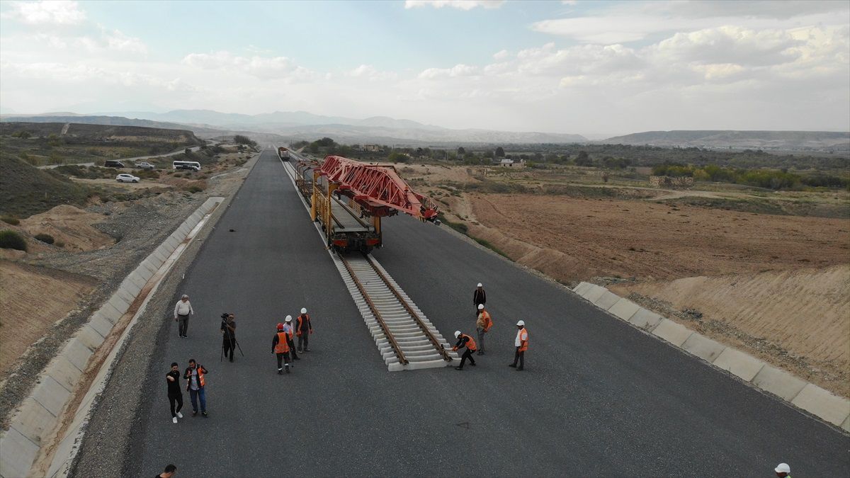 Azerbaycan, Zengezur Koridoru'ndaki Kara ve Demir Yolu İnşaatını Sürdürüyor