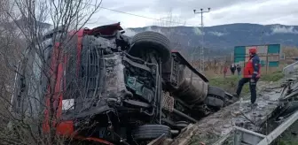 Sakarya'da dereye devrilen tırın sürücüsü hastaneye kaldırıldı