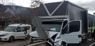 Sakarya'da İki Trafik Kazasında 3 Kişi Yaralandı