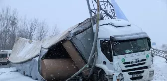 Tekirdağ - Edirne kara yolunda tır devrildi, trafik aksadı