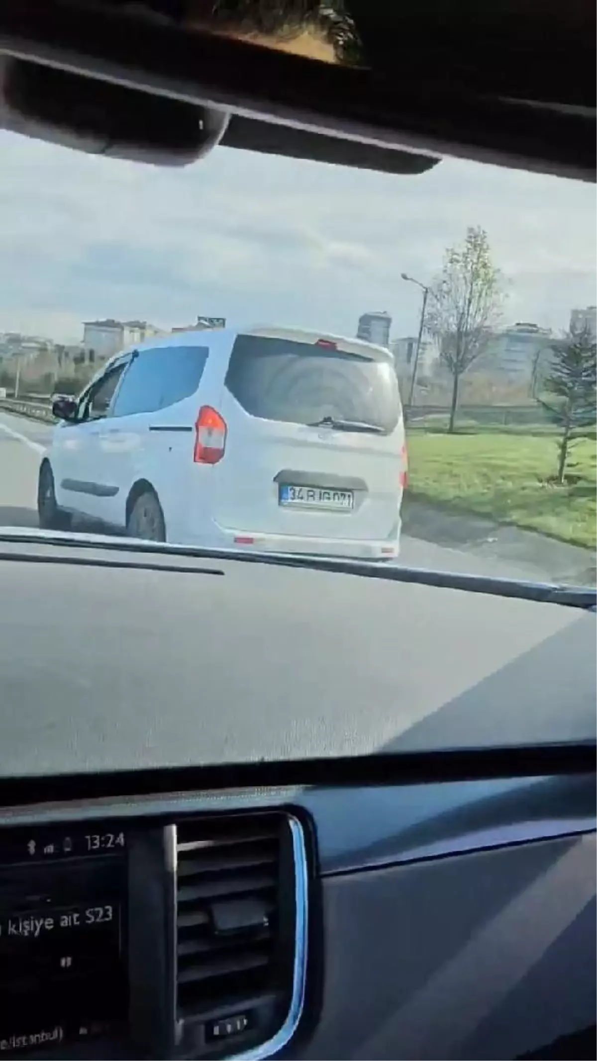 TEM Otoyolunda trafikte yol verme nedeniyle tartışma çıktı