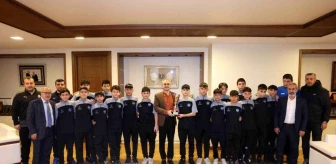 U-14 ÇESK Futbol Takımı Çayırova Belediye Başkanı'nı ziyaret etti