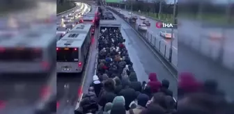 Altunizade metrobüs durağında insan seli