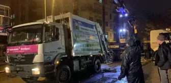 Ankara'da Yağış Sonrası Yol Çöktü, Çöp Kamyonu Çukura Düştü