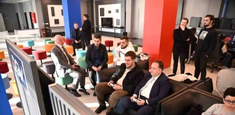 Karesi Belediye Başkanı Dinçer Orkan, Dijital Gençlik Merkezi'nde Oyuncu Gençlerle Buluştu