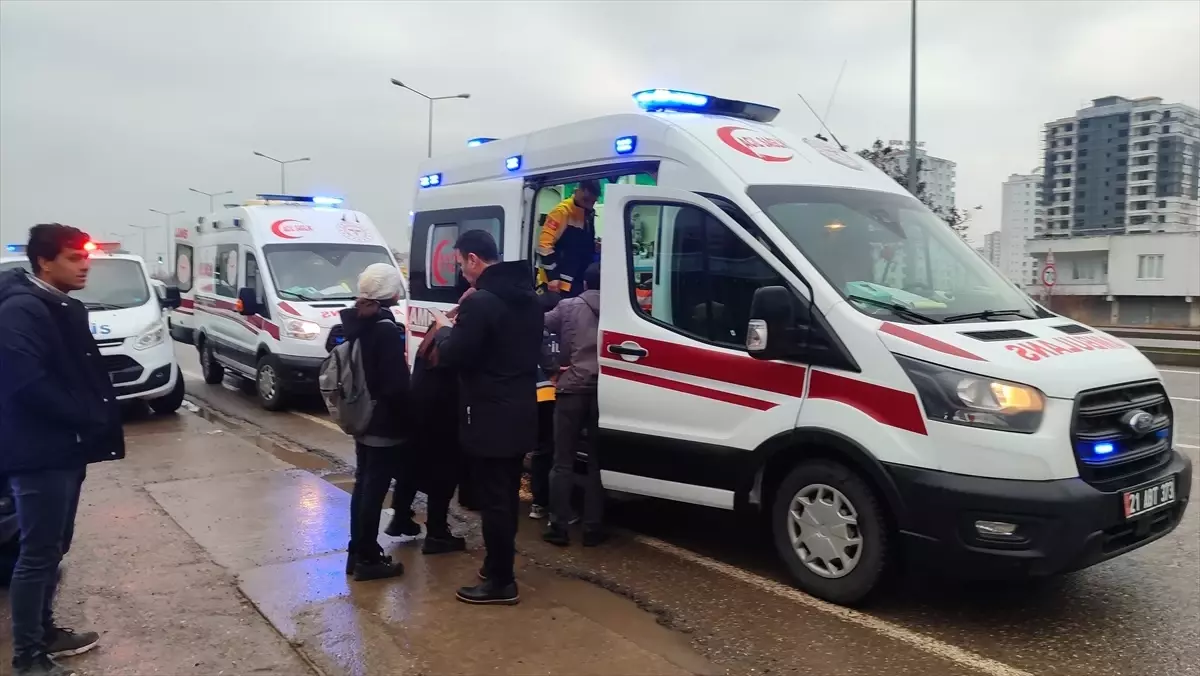 Diyarbakır'da minibüs markete girdi: 5 öğrenci yaralandı