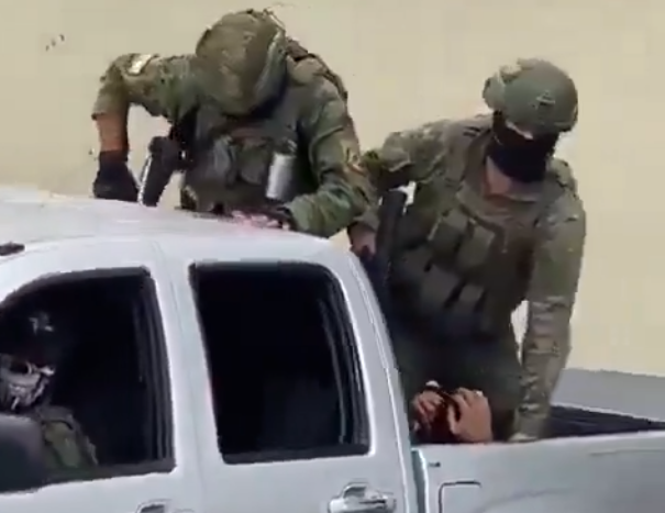 Ekvador'da sokağa inen askerler hayli acımasız! Polislerin intikamını almaya başladılar