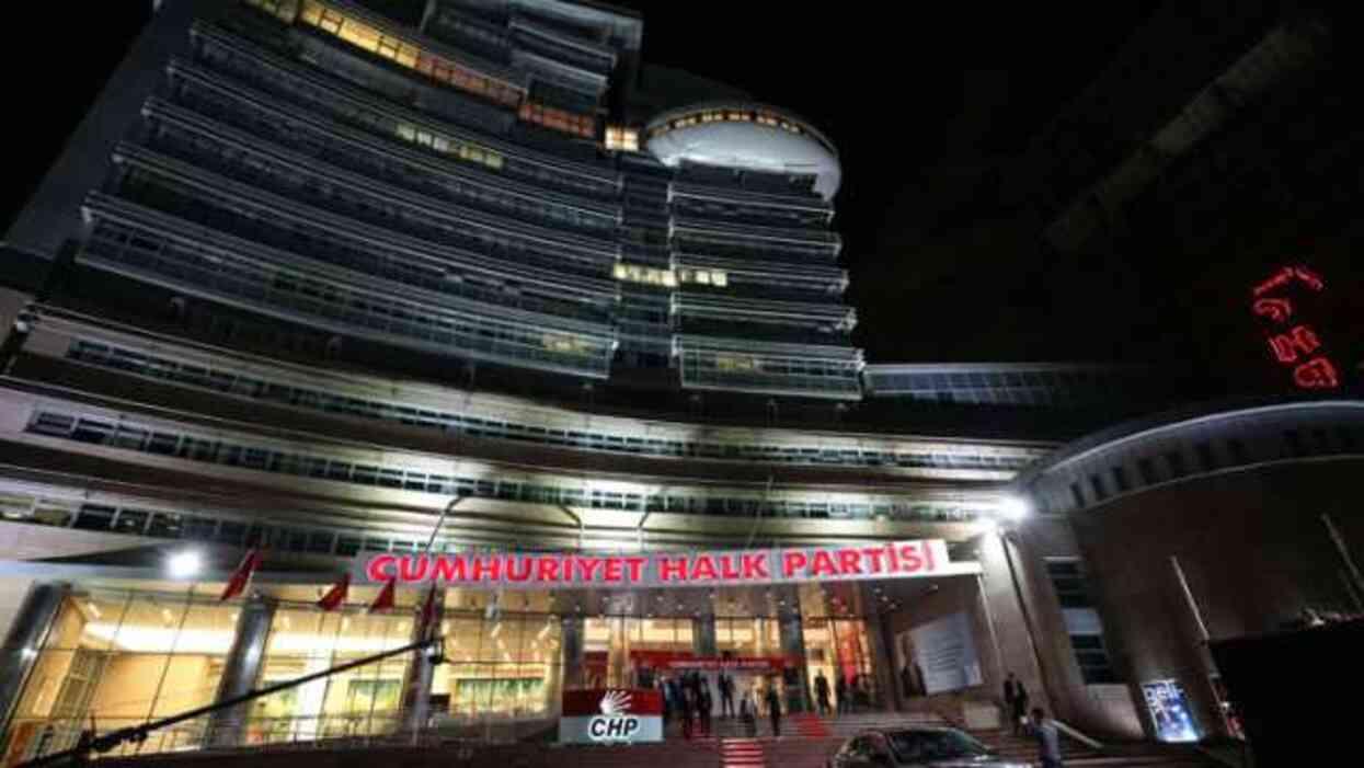 'Hatay'da vereceğimiz karar çok tarihi olacak' diyen CHP lideri Özel, Lütfü Savaş'ı yeniden aday gösterdi