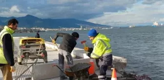 İzmir'de kaptanın kontrolünden çıkan vapur kıyı bandına çarptı