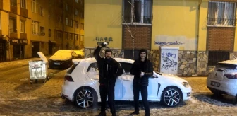 Eskişehir'de Kar Yağışıyla Kartopu Savaşı Yapan Gençler