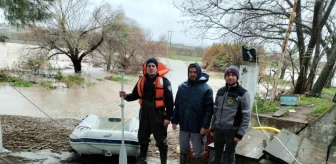 Manyas Gölü kenarında mahsur kalan vatandaşlar botla kurtarıldı