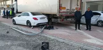 Mardin'de TIR'ın çarptığı kazada 3 kişi yaralandı