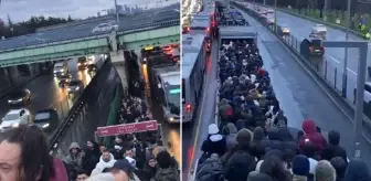 İstanbullunun metrobüs çilesi! Yağmurun altında kalakaldılar