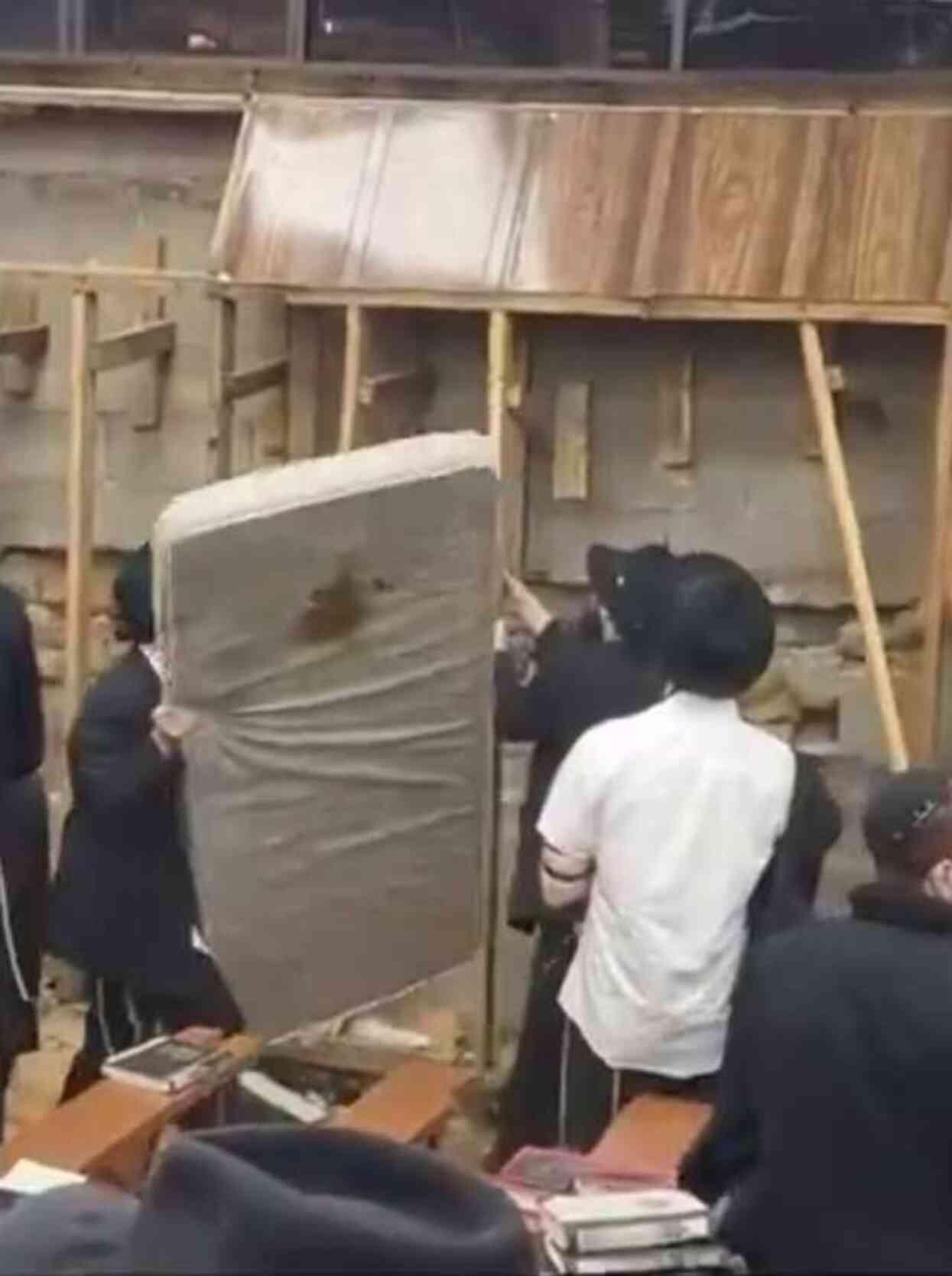 New York'ta sinagogun altındaki gizli tünelden çıkan kanlı yatak ve bebek arabası infial yarattı