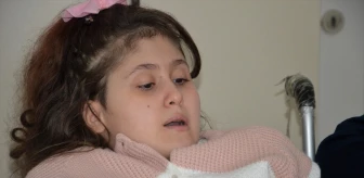 Omurga hastası Rabia Genç, öğretmen olma hayalini evde gerçekleştiriyor
