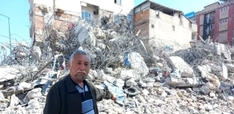 Depremde ofisi yıkılan gazeteci ve yazar Mustafa Bardak, Çalışan Gazeteciler Günü'nü buruk kutladı