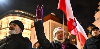 Polonya'da Eski İçişleri Bakanı ve Yardımcısı Gözaltına Alındı