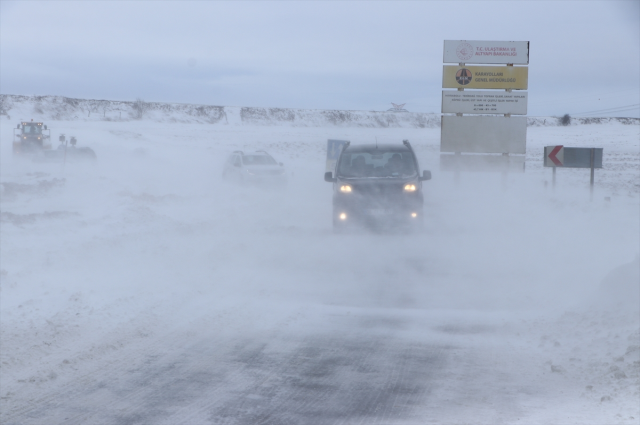 Tekirdağ'da kar esareti: Birçok araç yolda kaldı