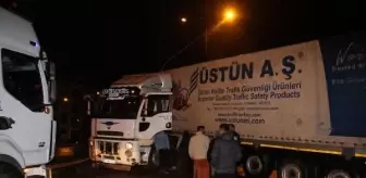 Yağışlı Havada Kontrolden Çıkan TIR Yolu Kapattı