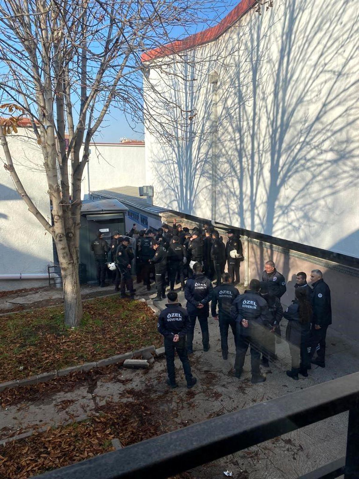 Ankara Üniversitesi'nde Karşıt Görüşlü Öğrenci Grupları Arasında Kavga Çıktı